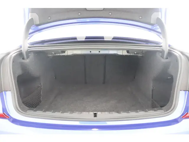 BMW 3 Serie 330i High Executive 2020 Benzine 18