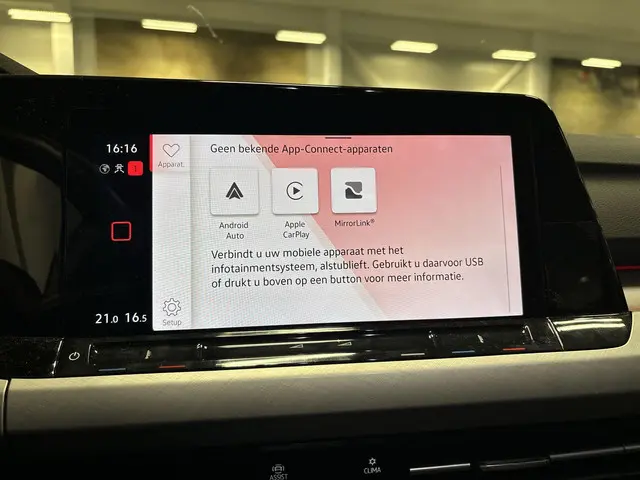 Volkswagen Golf 1.0 110pk DSG eTSI Life 2023 Benzine 8