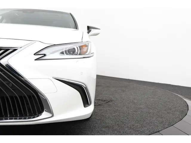 Lexus ES 300h Preference Line 2021 Hybride Benzine 33