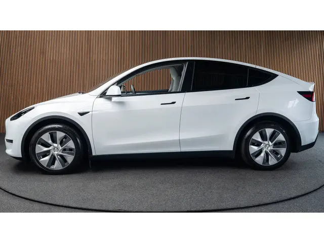 Tesla Model Y 2