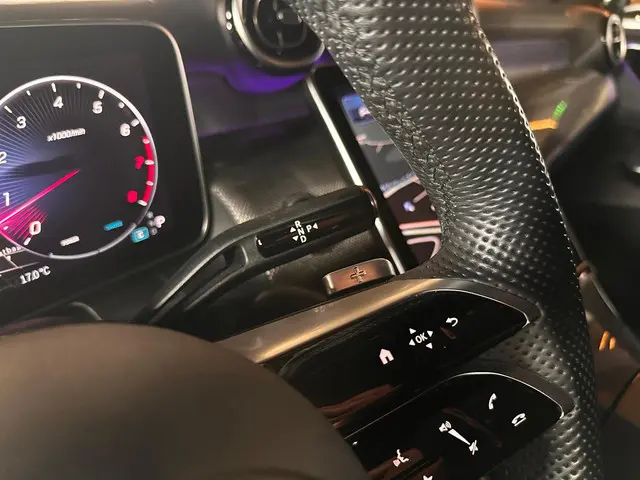 Mercedes-Benz GLC 200 4MATIC AMG Line 2023 Benzine 23