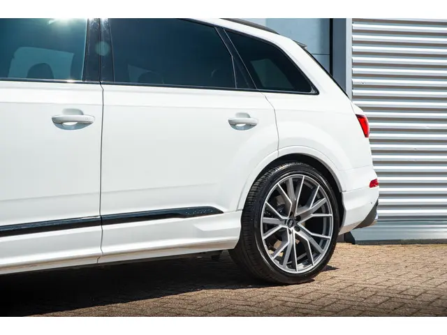Audi Q7 4.0 TFSI SQ7 quattro 2022 Benzine 36