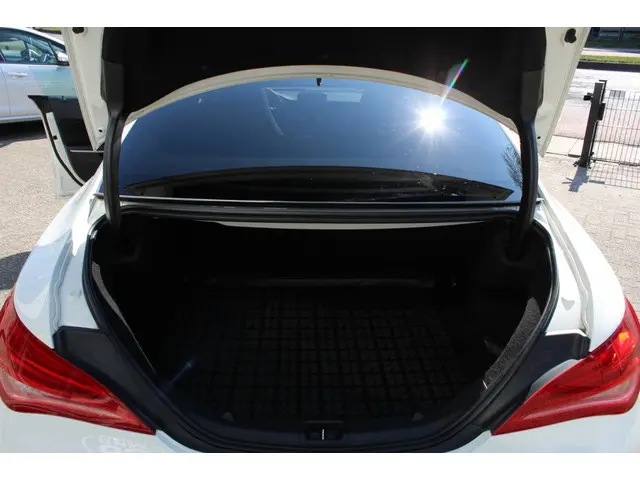 Mercedes-Benz CLA 180 OrangeArt Ed. 2014 Benzine 18