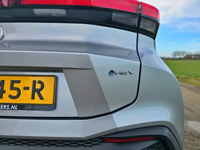 Toyota C-HR 1.8 Hybrid 140 Dynamic 2025 Hybride Benzine 31