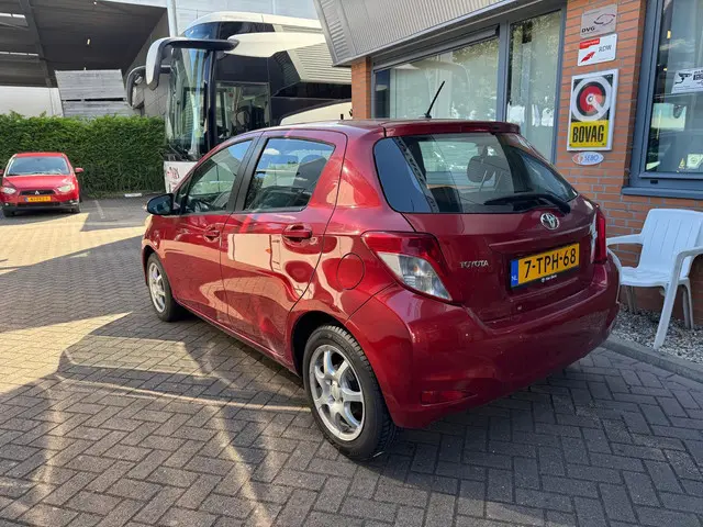Toyota Yaris 1.0 VVT-i Now 2014 Benzine 2