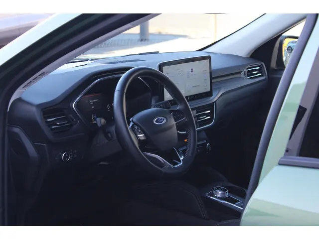 Ford Kuga 2.5 FHEV Active X 2024 Hybride Benzine 27