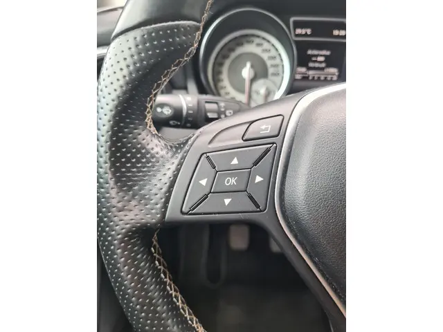 Mercedes-Benz GLA 180 Prestige 2015 Benzine 27