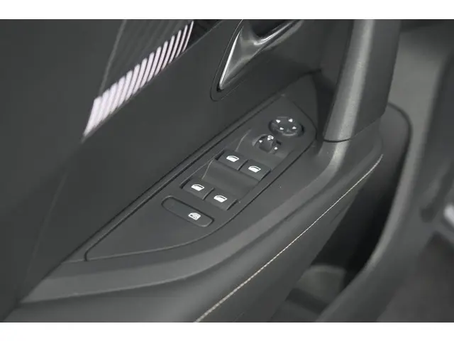 Peugeot 2008 PureTech 130 EAT8 Allure 2024 Benzine 25