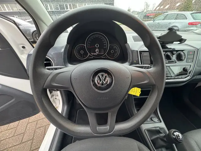 Volkswagen up! 1.0 BMT move up! 2017 Benzine 16