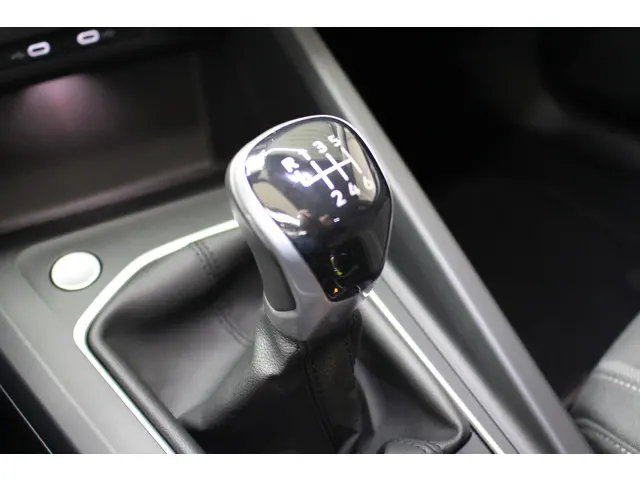 Volkswagen Golf 1.5 TSI Life Business 2021 Benzine 19