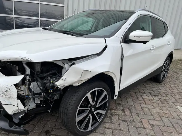 Nissan QASHQAI 1.2 Tekna - Front Schade - BPM 2014 Benzine 25