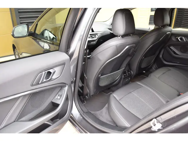 BMW 1 Serie 118i Executive Edition 2020 Benzine 21