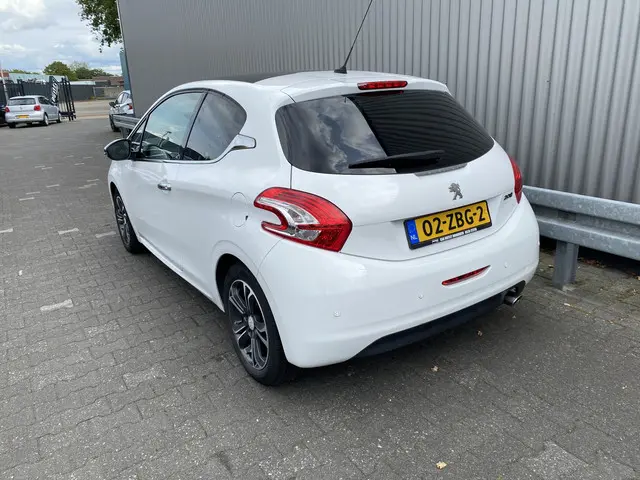 Peugeot 208 1.2 VTi Allure 2012 Benzine 16