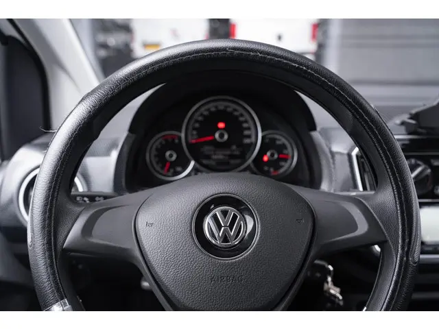 Volkswagen up! 1.0 BMT move up! 2019 Benzine 17