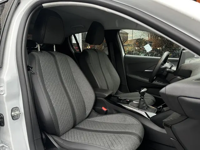 Peugeot 208 1.2 PureTech Allure Pack 2024 Benzine 12