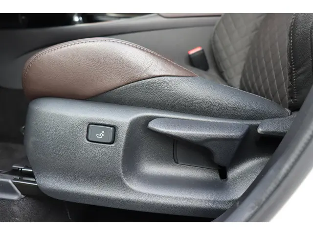 Toyota C-HR 1.8 Hybrid Executive 2019 Hybride Benzine 37