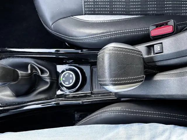 Peugeot 2008 1.2 PureTech Allure 2015 Benzine 12