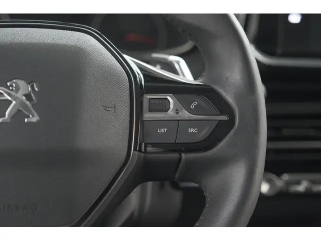 Peugeot 2008 PureTech 130 EAT8 Active 2021 Benzine 28