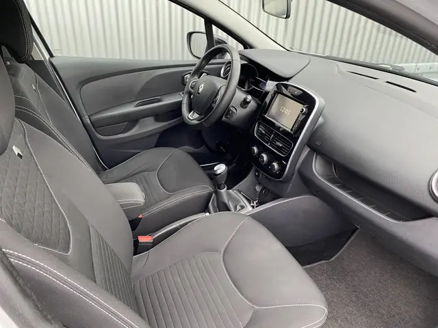 Renault Clio Estate 0.9 TCe Limited 2017 Benzine 17