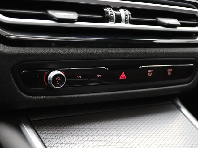 BMW 3 Serie Touring 330i 2024 Benzine 24