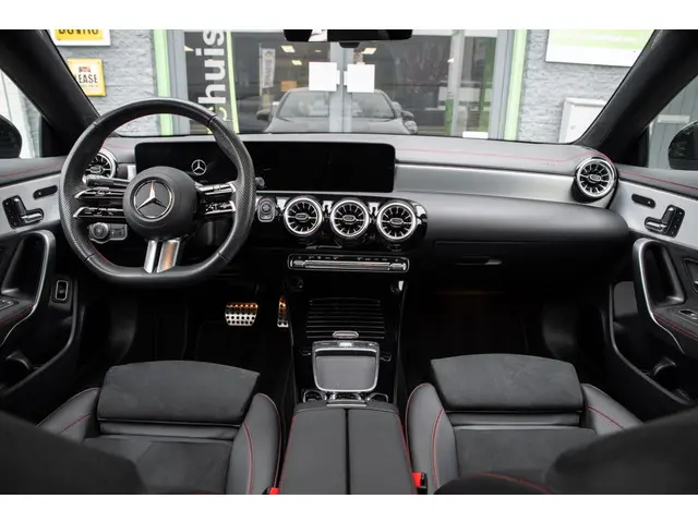 Mercedes-Benz CLA 180 AMG Line 2024 Benzine 21