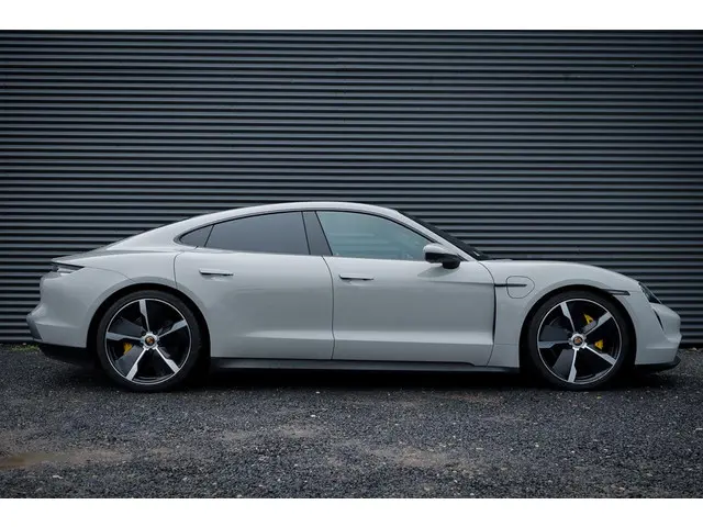 Porsche Taycan 79 kWh 2021 Elektrisch 13