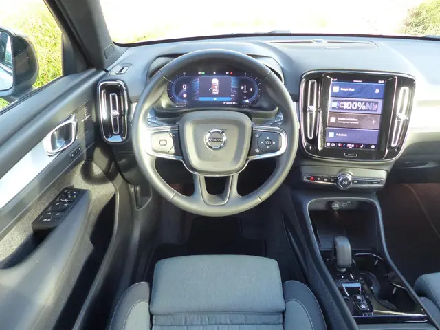 Volvo XC40 B4 Plus Dark 2025 Benzine 8