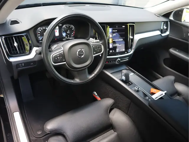 Volvo V60 2.0 B3 Momentum 2022 Benzine 24