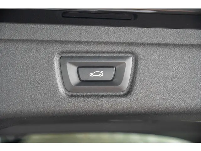 BMW 3 Serie Touring 318i 2024 Benzine 19