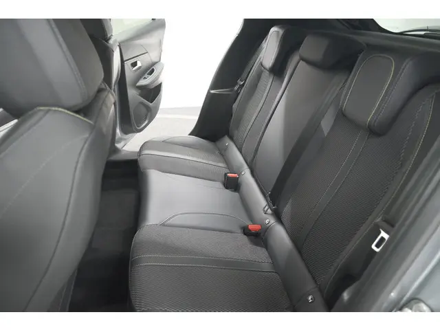 Peugeot 208 Hybrid 136 e-DCS6 GT 2024 Hybride Benzine 32