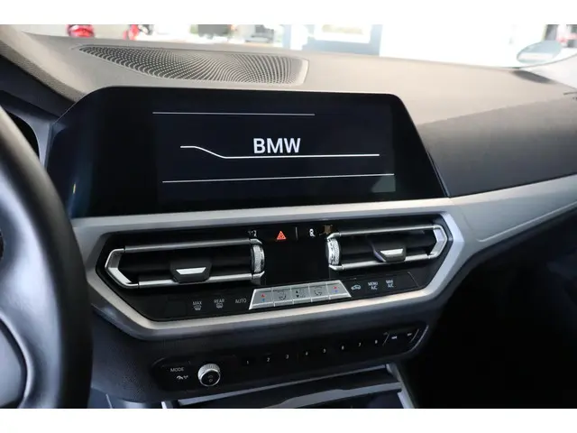 BMW 3 Serie Touring 318i Executive Edition 2021 Benzine 22