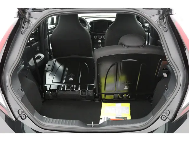 Toyota Aygo X 1.0 VVT-i MT Play 2025 Benzine 35