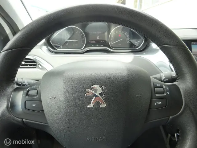 Peugeot 208 1.2 VTi Allure,Trekhaak,Nav!! 2012 Benzine 13