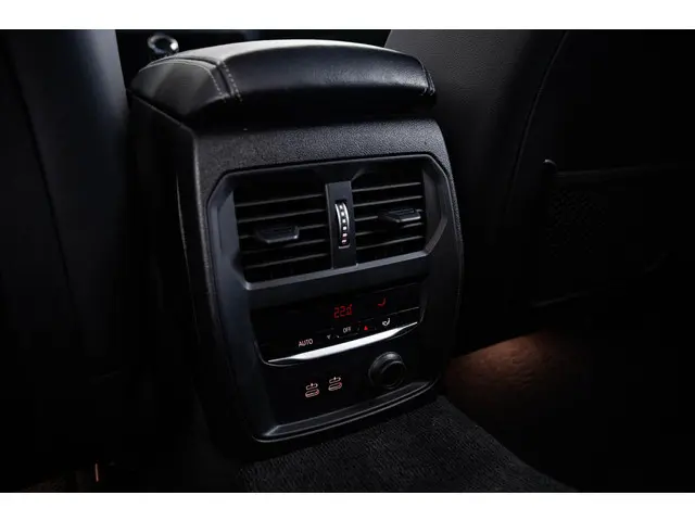 BMW 3 Serie Touring 330i Executive Edition 2020 Benzine 60