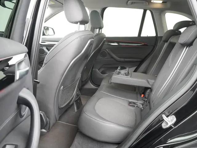 BMW X1 xDrive20i High Executive 2021 Benzine 14