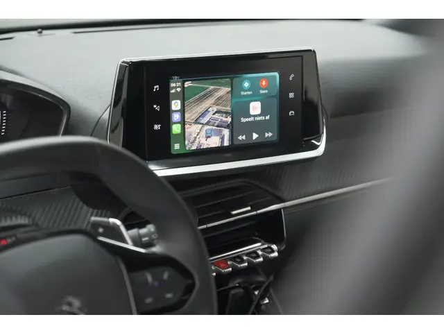 Peugeot 2008 PureTech 130 EAT8 Allure 2023 Benzine 60