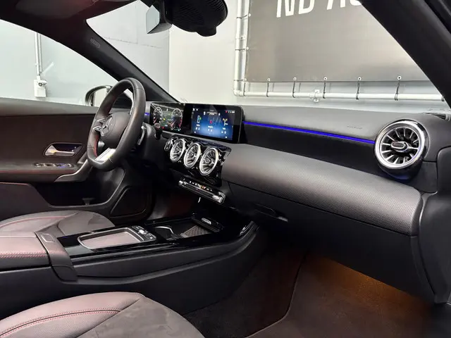 Mercedes-Benz A-Klasse 200 AMG PANO 2024 2024 Benzine 10