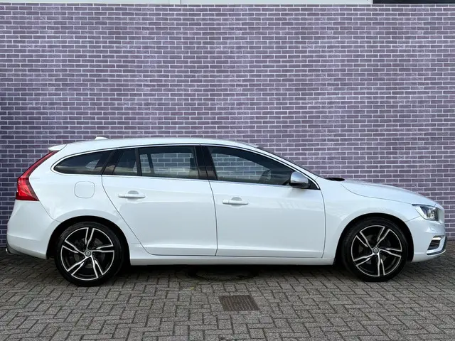 Volvo V60 2.0 T3 R-Design 2017 Benzine 27