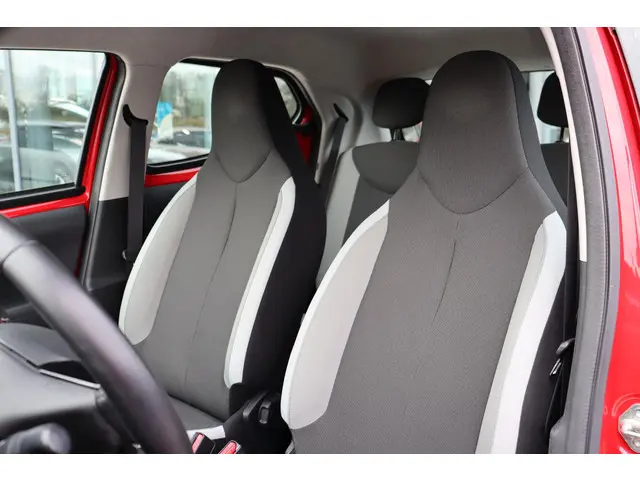 Toyota Aygo 1.0 VVT-i x-nav, 2018 Benzine 12