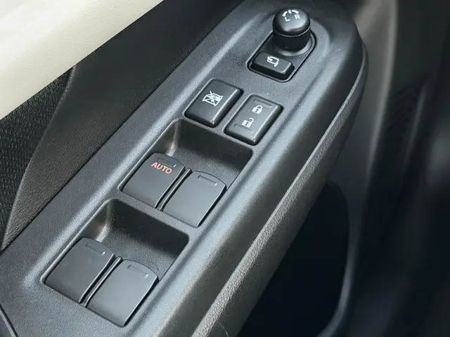 Suzuki Swift 1.2 Select Smart Hybrid 2025 Benzine 23