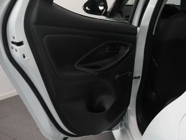 Toyota Yaris 1.5 Hybrid Active 2021 Hybride Benzine 9