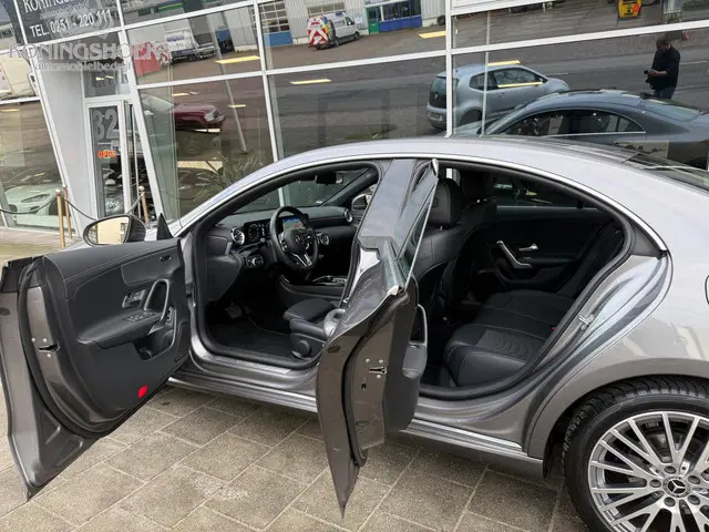 Mercedes-Benz CLA 180 AMG Line 2023 Benzine 8