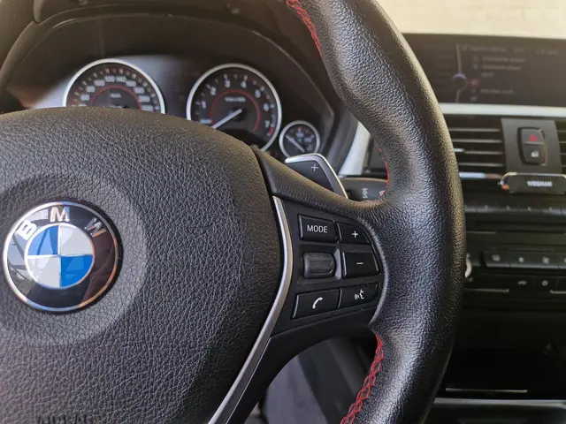 BMW 3 Serie 328i Executive 2012 Benzine 26