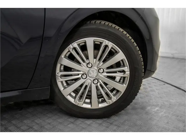 Peugeot 208 1.2 PureTech Signature 2019 Benzine 48