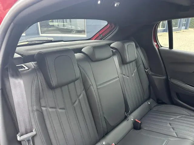 Peugeot 208 1.2 Turbo 100 PK GT Pack 2021 Benzine 38