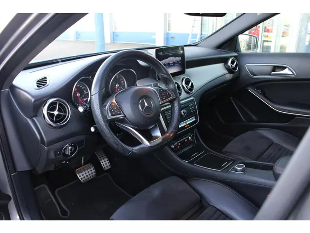 Mercedes-Benz GLA 180 Business 2018 Benzine 8
