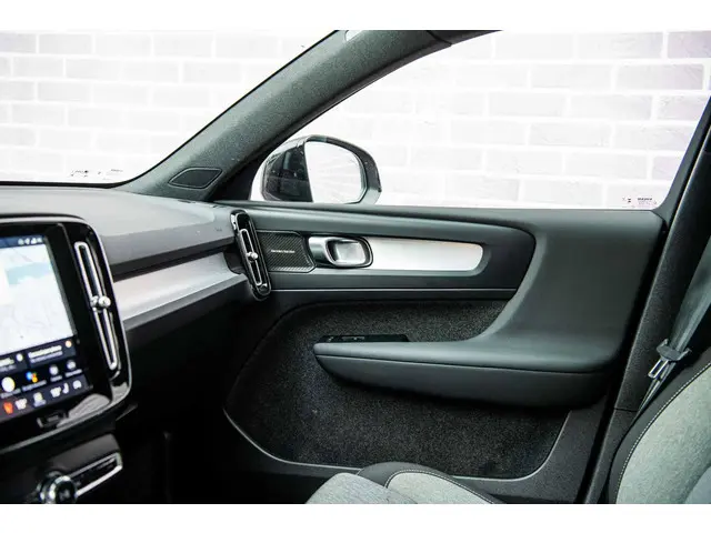 Volvo XC40 2.0 B4 Plus Dark 2025 Benzine 30