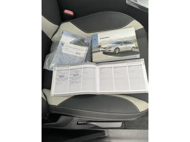 Volvo V60 1.6 T3 R-Design 2013 Benzine 29