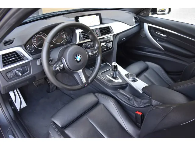 BMW 3 Serie Touring 320i High Executive 2017 Benzine 10