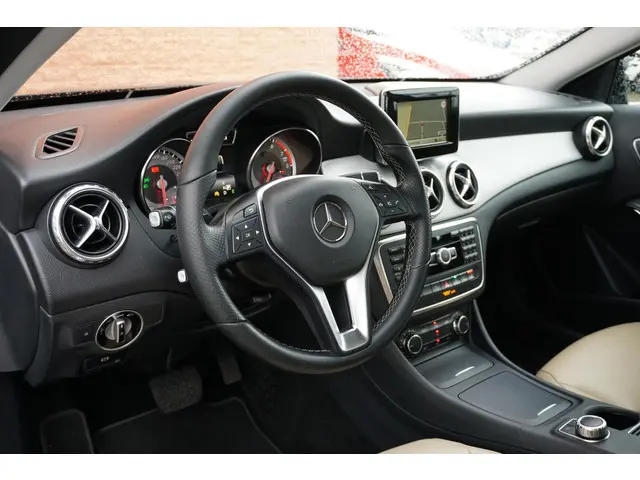 Mercedes-Benz GLA 180 Ambition 2015 Benzine 14